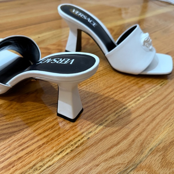 Versace Women's White Medusa 100% Leather Mule Sandals Size 37.5 - Picture 2 of 6